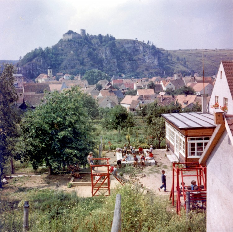 Kinderheim Planschbecken und Schaukel